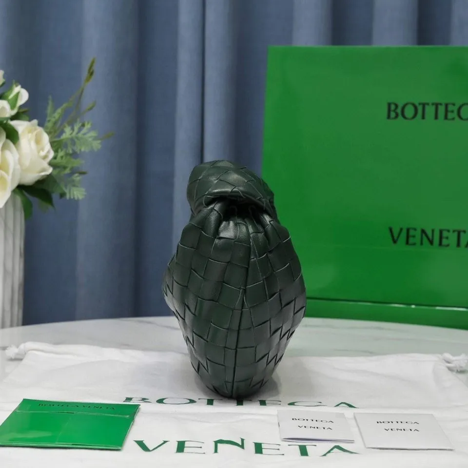 Batch 1120 BV Bottega Veneta's new early spring women's MINI JODIE handbag BV bag 🔥The new method is based on the original rounded corners, knotted with classic woven leather round hobo bag, The most iconic triangular pull-out design, using sheepskin draped soft shape, is super suitable for concave shapes~ Jodie feels really gentle to people, and is definitely the best item for daily matching. It has the same weave, new elements and twists, is compact and versatile, and is the new favorite of street style Internet celebrities! Dimensions: 23x28x8 Model: 6699-1